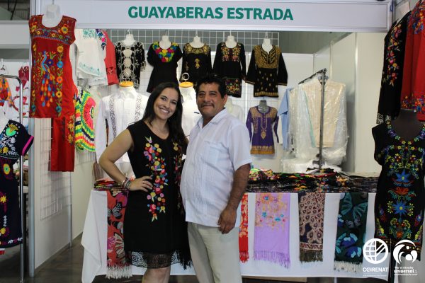 La Coordinadora General del Congreso presente en el Stand de Guayaberas Estrada